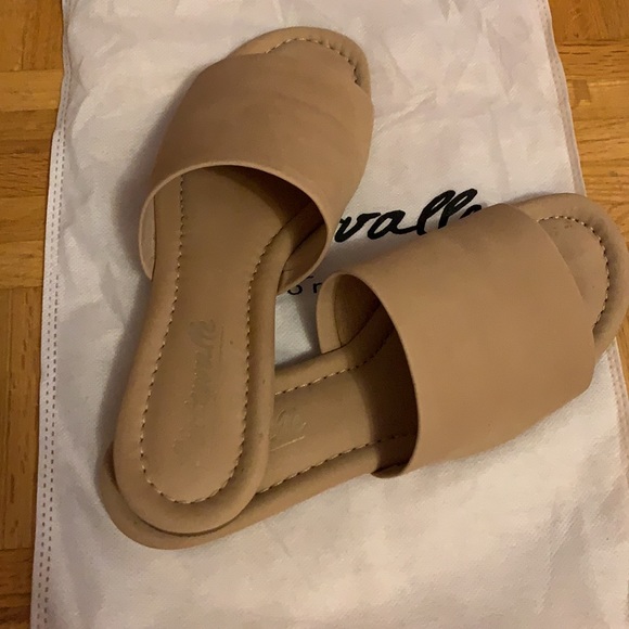 L’intervalle Lupe Almond Nubuck Sandals - Picture 2 of 4